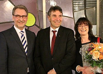 Das Ehepaar Florus mit Landrat Jrgen Buerle, der im Namen der Brgermeister des Landkreises Rastatt gratulierte. Foto: StVw