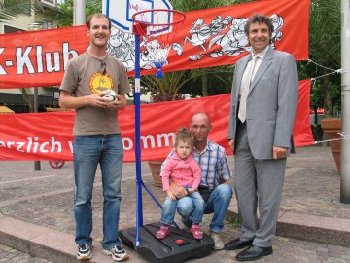 OB Florus bergibt dem Verein KINDgenau eine mobile Basketballanlage.