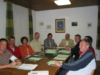 OB Florus besuchte den Ortschaftsrat in Sulzbach. Auf dem Foto sieht man die Mitglieder und den Oberbrgermeister Florus an einem Tisch zum Gesprch.