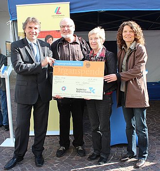 Oberb�rgermeister Christof Florus,  Manfred und Hildegard W�rner sowie Nicole Battenfeld von der TK machen sich stark f�r Organspende. Foto: StVw<br />
