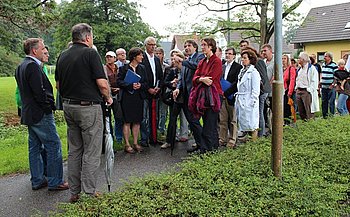 Bei einem Rundgang konnten sich alle Anwesenden ein Bild von der Lrmsituation entlang der B 462 in Ottenau machen. Foto: StVw<br />
