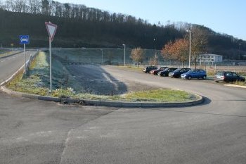 Ein Parkplatz fr Pendler an der B 462 in Gaggenau-Ottenau.