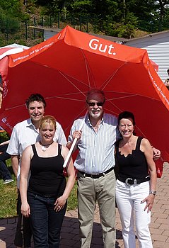 Sparkasse �berreicht Sonnenschirme