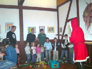 Der Nikolaus kommt zu den SVM Kindern