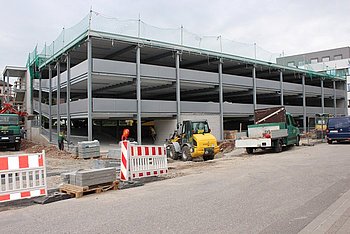 Gut voran geht es mit der Errichtung des Parkdecks in der Hildastra�e . Foto: StVw
