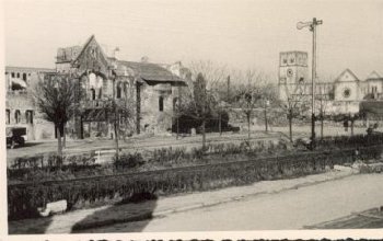 Bild des Jammers: das zerstrte alte Rathaus und die zerstrte Stadtkirche St. Josef im September 1945.<br />
