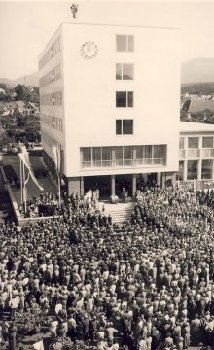 Zwlf Uhr mittags in Gaggenau am 27. September 1958: Als das neue Rathaus seiner Bestimmung bergeben wurde, war der Brgerandrang denkbar gro. Foto: Stadtarchiv 