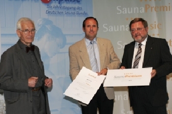 Unter den besten Saunaparks bundesweit steht das Gaggenauer Rotherma. Geschftsfhrer Wolfram Zahnen (Mitte) nahm die Auszeichnung entgegen. Foto: privat