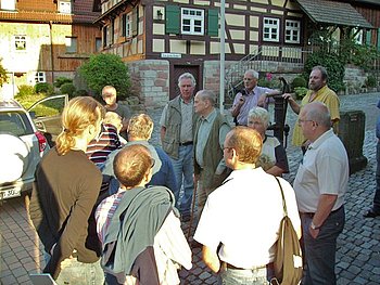 Um die Michelbacher Dorfgeschichte und seinen Dorflehrpfad kennen zu lernen lud Ortsvorsteher Franz Kowaschik zu einem gefhrten Dorfrundgang ein