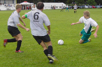 Johannes Hfflin (rechts im Anflug) kmpft um den Ball
