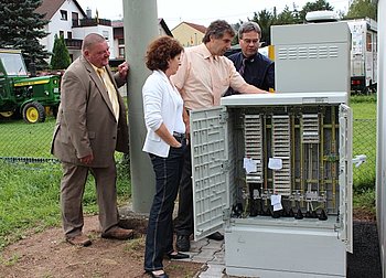 Freuen sich �ber die schnelle Internetverbindung in Selbach: Oberb�rgermeister Christof Florus, B�rgermeisterin Brigitte Sch�uble, Ortsvorsteher Michael Schiel und Stadtwerkeleiter Paul Schreiner. Foto: StVw