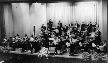 Das Sinfonische Orchester Gaggenau bei seinem ersten ffentlichen Konzert im November 1981.<br />
