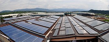 Riesiges Solarkraftwerk auf den D�chern der Firma Rahner