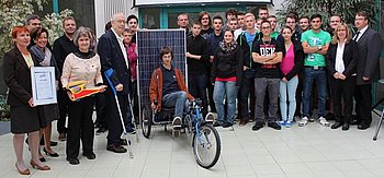 Schler und Verantwortliche freuen sich ber den Preis fr das Solarfahrrad-Projekt, das Otto Heming initiiert hat. Foto: StVw