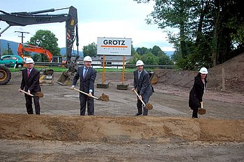 Der erste Spatenstich f�r die entscheidende Umbauma�nahme des Rotherma-Knotens.