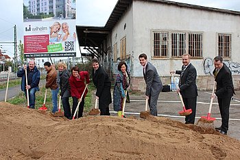Erster Spatenstich f�r attraktive Wohnbebauung anstelle der alten G�terbahnhofslagerhalle. Foto: StVw<br />
