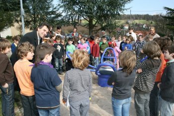 Oberb�rgermeister Christof Florus weiht das neue Spielger�t auf dem Spielplatz bei der Grundschule in Selbach ein.