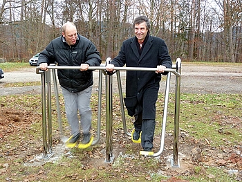 Oberbrgermeister Christof Florus zusammen mit Karl Heinz Pfeffer von den Murgtalwerksttten beim Gertetest