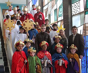 Die Sternsinger bringen Friedensbotschaft ins Rathaus. Foto: StVw  
