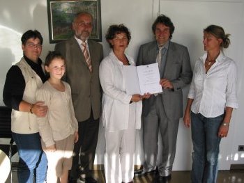 Spielplatzinitiative wurde von OB Florus mit einer Urkunde des Regierungsprsidiums KA ausgezeichnet.