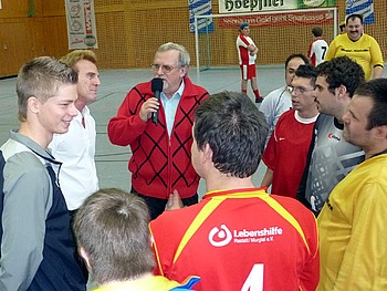 Von der TSG Hoffenheim stellte sich am Nachmittag U16-Spieler Philipp Müller aus Steinmauern den Fragen von Moderator Jürgen Schäfer und den interessierten behinderten Sportlern.