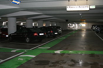 Die neue Wegf�hrung am Boden weist nun deutlich die Richtung. Foto: StVw