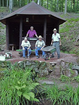 Die Brgergruppe (bestehend aus Schorsch Wipfler, Artur Wipfler, Alfons Kraft und Albert Laub) restauriert den Tirolerbrunnen