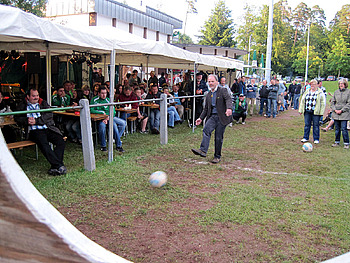 Torwandschießen der örtlichen Vereine beim Sportfest 2010
