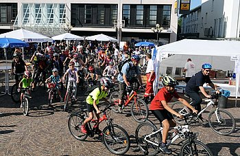 Auch in diesem Jahr dient der Marktplatz als Start und Ziel fr die beliebte Familien-Radtour. Foto: privat<br />
