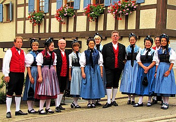 Die Volkstanz-Trachtengruppe der NaturFreunde Michelbach in traditioneller Michelbacher Tracht. Die Aufnahme entstand beim Dorffest 2012.