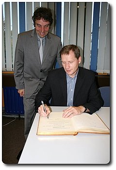Jacek Walczak, Prsident der polnischen Partnerstadt Sieradz, trgt sich ins Goldene Buch der Stadt Gaggenau ein.
