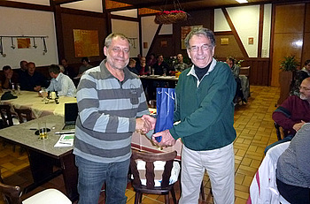 Vorsitzender Frank-Stephan Barth (rechts) vom Sportausschuss Gaggenau dankt H. Hoffmann, Leiter der Jugendpflege im Kreis Rastatt  