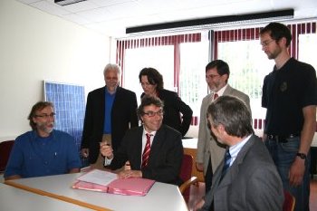 Unterschriften machten den Weg frei fr eine neue Brger-Photovoltaik-Anlage auf dem Erweiterungsbau des Goethe-Gymnasiums.<br />
