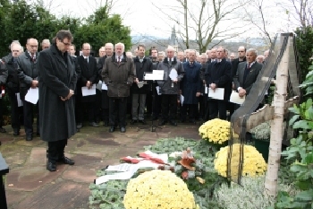 OB Christof Florus verbeugt sich vor den Opfern der beiden Weltkriege. Im Hintergrund Mitglieder der Sngervereinigung Ottenau. 
