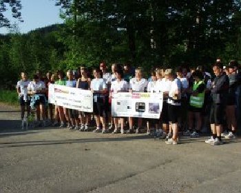 Zu sehen sind die Teilnehmer des Vollmond-Laufes in Michelbach