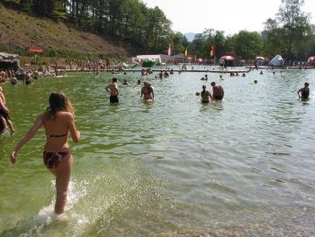Zahlreiche Badegste im Waldseebad.