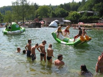 Wie bei der Erffnung im Jahr 2006 wird zum 1-jhrigen Jubilum des Waldseebades als Naturbad eine Pool-Party mit der Spaagentur H2O Fun Events gefeiert. Auf dem Foto sind spielende Kinder im Wasser zu sehen.