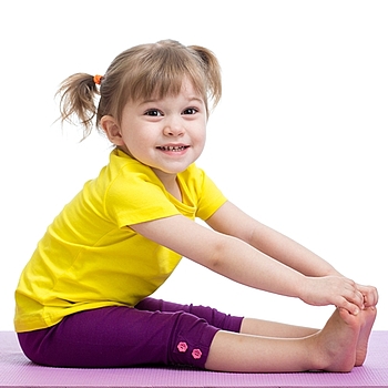 ein Kind bei einer Yogabung