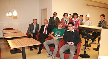 Zufrieden mit dem gelungenen Projekt: die Beteiligten im neu gestalteten Aufenthaltsraum. Foto: StVw 