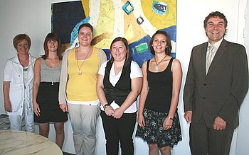 Die Gl�ckw�nsche von Oberb�rgermeister Christof Florus nahmen diese jungen Angestellten der Stadtverwaltung entgegen. Links im Bilde Ausbildungsleiterin Mechthild Detscher. Foto: StVw