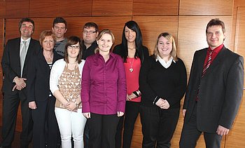 Haben den Grundstein f�r ihre berufliche Zukunft gelegt: sechs Auszubildende der Stadt und der Stadtwerke. Foto: StVw