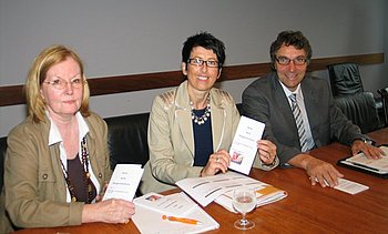 Oberb�rgermeister Christof Florus, Frauen- und Gleichstellungsbeauftragte Carmen Merkel und B�rgermentorentrainerin Ingrid Chaventr� (v.r.n.l.). 