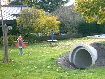 Zu sehen ist ein Foto vom Spielplatz in der B�hn mit Spielger�ten.