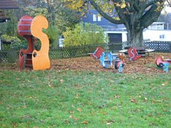Zu sehen ist ein Foto vom Spielplatz beim Kindergarten mit Spielger�ten.