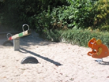 Zu sehen ist ein Foto vom Spielplatz Annemasseplatz mit Spielger�ten.