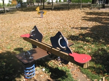 Zu sehen ist ein Foto vom Spielplatz Peter-Rosegger mit Spielger�ten.