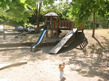 Zu sehen ist ein Foto vom Spielplatz Schlesierstra�e mit Spielger�ten.