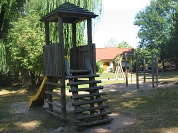 Zu sehen ist ein Foto vom Spielplatz Badstra�e mit Spielger�ten.