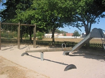 Zu sehen ist ein Foto vom Spielplatz Mozartstra�e mit Spielger�ten.