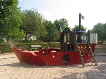 Zu sehen ist ein Foto vom Spielplatz Pestalozziestra�e mit Spielger�ten.